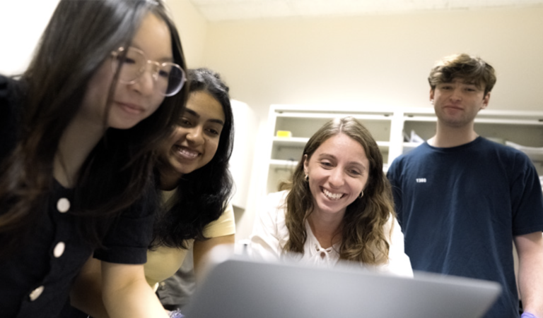 Professor Whitney 福勒 and students in her lab